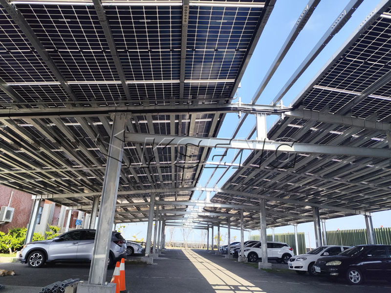 Cost-effective solar parking structure for businesses Commercieel zonne-carport-luifelsysteem voor kantoorparken