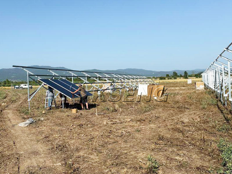 Georgia solar farm installation Installatie van een zonnepark in Georgia