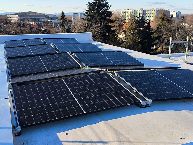 Ballasted solar mounting system for flat roof PV panels Commerciële montagestructuur voor zonnepanelen op een plat dak