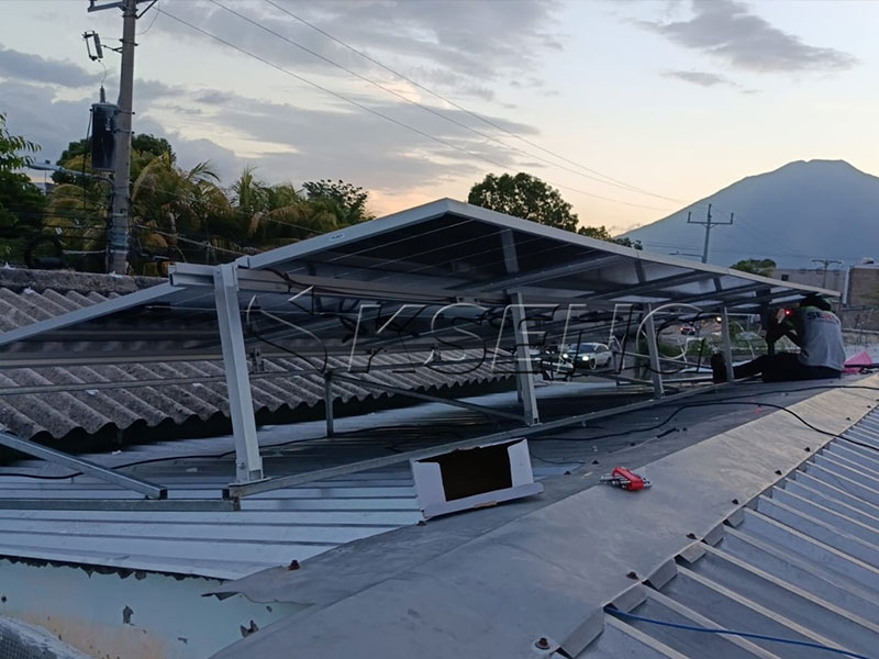 Adjustable Front Leg and Rear Leg Solar Mounting Verstelbare-voor- en achterpoten-voor-zonnepaneelmontage-op-metalen dak