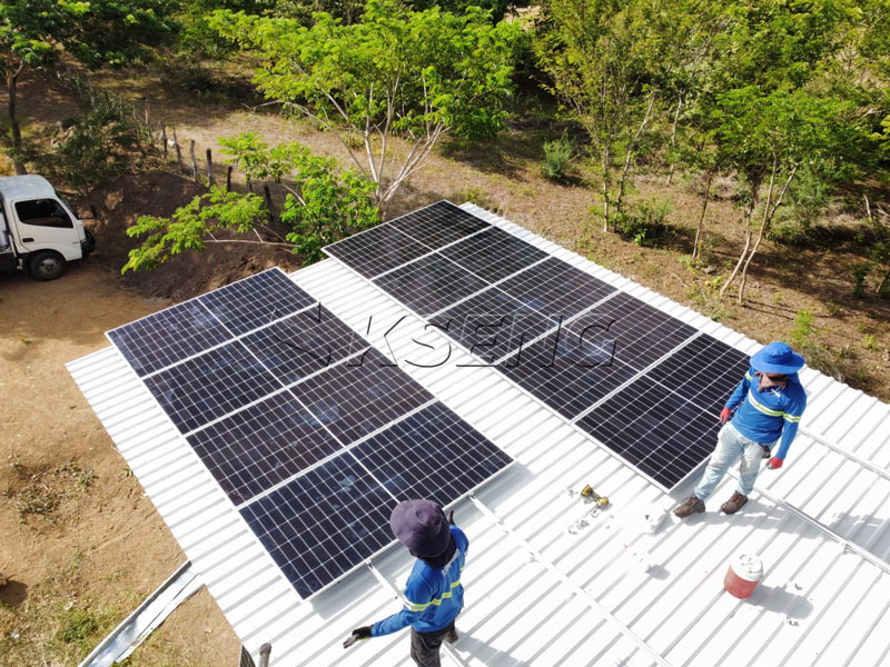 Kseng Aluminum Solar Rail System for Nicaragua Metal Roof Project Kseng-aluminium-zonnerailmontagesysteem-geïnstalleerd-op-een-metalendak-in-Nicaragua