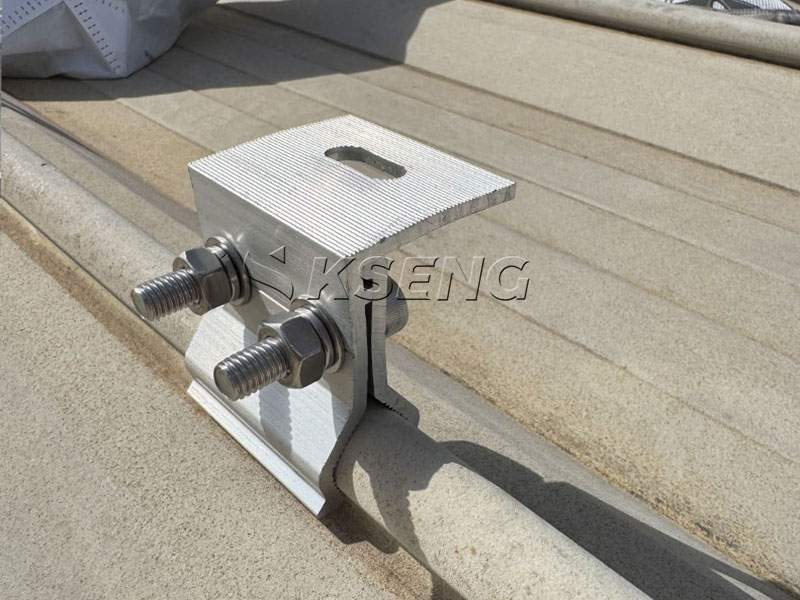 Commercial rooftop solar panel installation using no penetration mounting systems Metalen dakzonneklemmen met staande naad voor PV-installatie op het dak