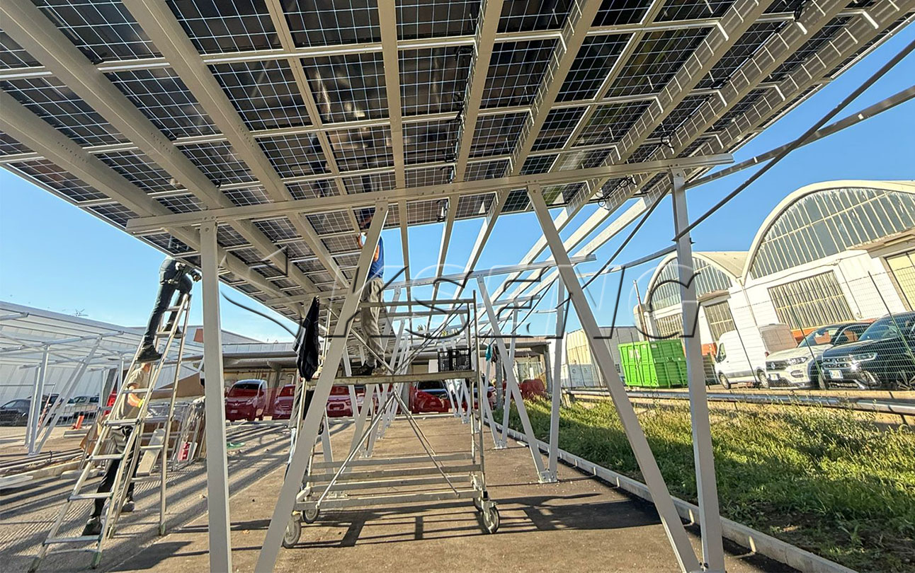Aluminium zonne-carport voedt Italiaanse supermarkt