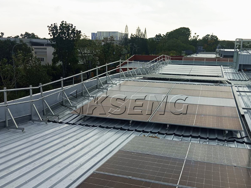 Kseng-L-voet-montagesysteem-voor-staande-naad-metalen-dak,-Singapore-solar-project