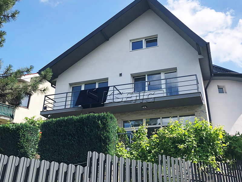 Case voor zonnestelsel op het balkon van Roemenië