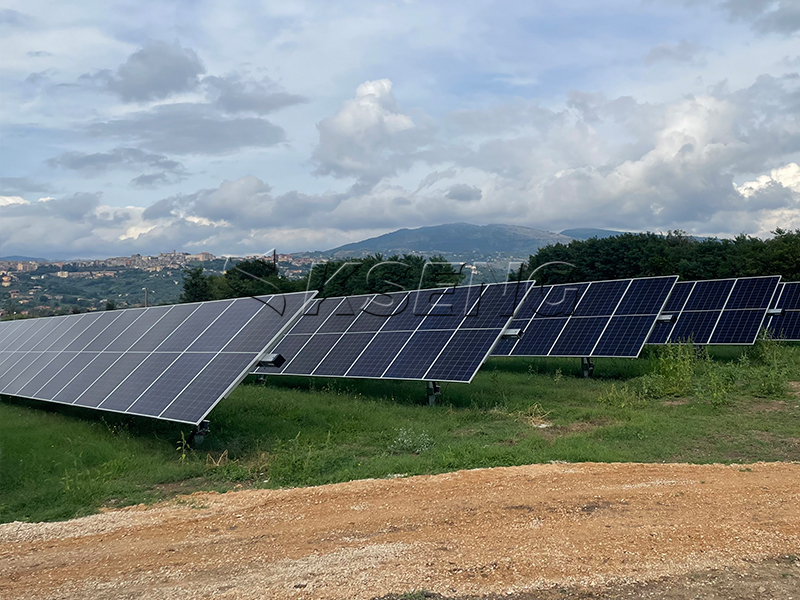 Solar Tracker met &eacute;&eacute;n as Itali&euml;