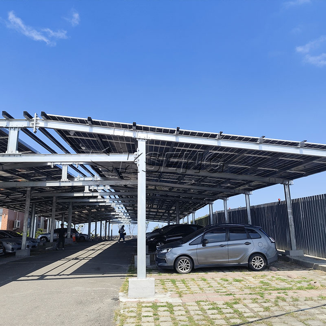 Kseng gegalvaniseerde koolstofstalen zonne-carport - Duurzaam zonne-parkeerluifelsysteem