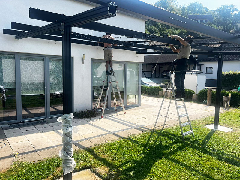 Eenvoudig te installeren-wandgemonteerde pergola op zonne-energie