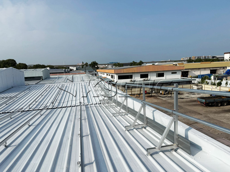 Kseng-dakleuning-met-veiligheidshek-voor-375kW-zonne-project,-gegalvaniseerd-staal,-niet-penetrerend