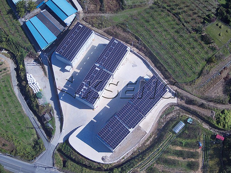 metalen dakbeugel op zonne-energie