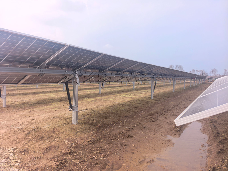 Kseng-Single-Axis-Solar-Tracker-installatie-in-Italiaanse-Solar-Farm