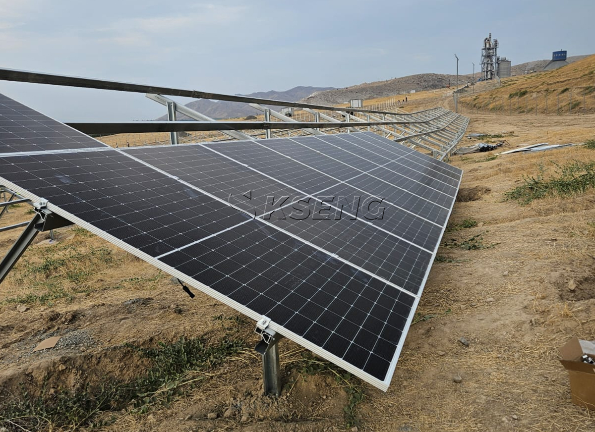 Montage van zonnepanelen op Zn-Al-Mg gecoate stalen grondstellingen