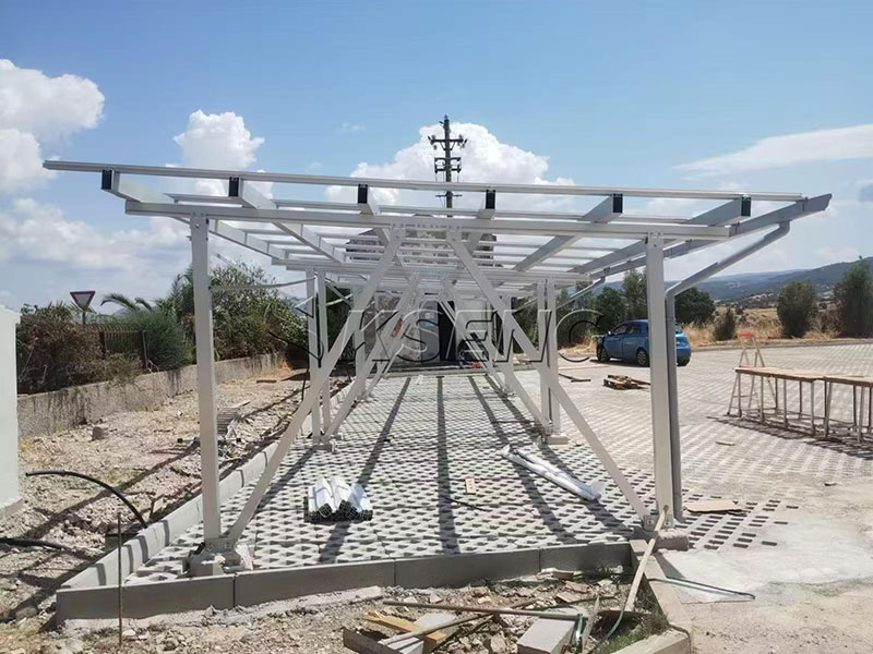 W-type-aluminium-solar-carport-structuur-voor-zes-parkeerplaatsen-in-Itali&euml;