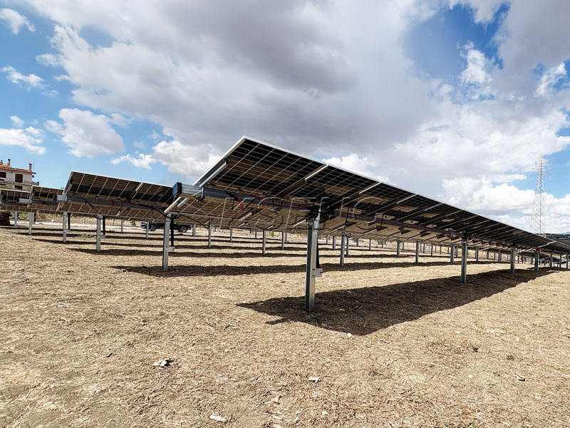 1MW KST-1P enkelassig zonnetrackerproject in Itali&euml; op 7&deg; hellend terrein | Kseng