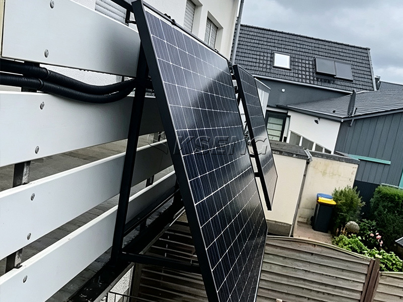 Duitse-residenti&euml;le-balkon-zonnepanelen-installatie-met-KSENG-Universal-Easy-Solar-Bracket-Lite-op-railing