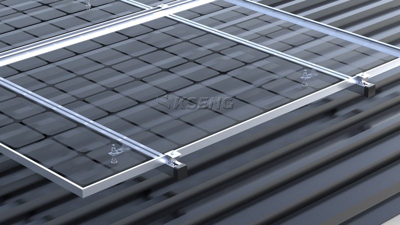 Volledig zicht op zonnepanelen ge&iuml;nstalleerd met stokschroefsysteem op industrieel metalen dak