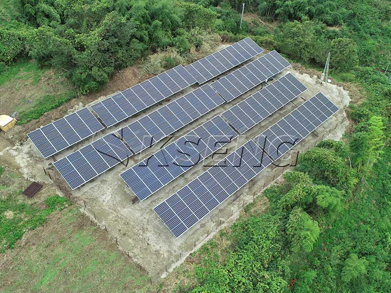 Op de grond gemonteerde opstelling van zonnepanelen voor maximale energieopwekking