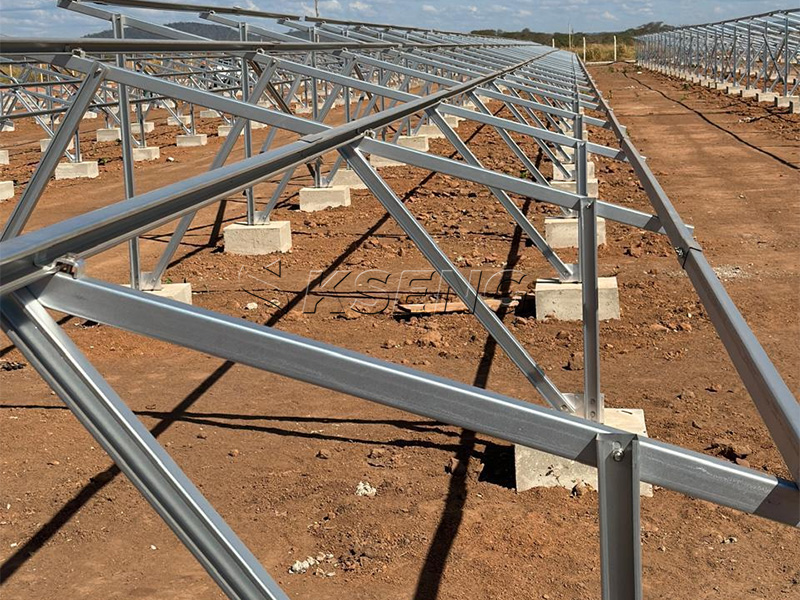 Zn-Al-Mg-gecoat staal-op de grond gemonteerd-zonne-reksysteem-op-een-zonneboerderij-op-utiliteitsschaal