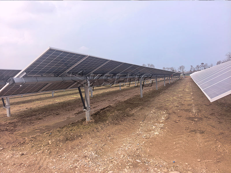 Zeer effici&euml;nt fotovolta&iuml;sch tracking-montagesysteem met &eacute;&eacute;n as
