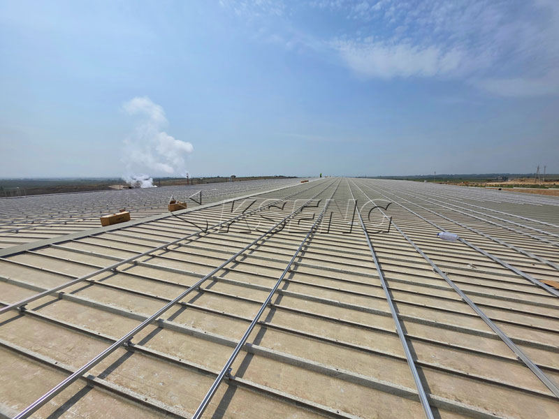 AL6005-T5-aluminium-zonnerails-ge&iuml;nstalleerd-op-een-metalen-dak-met-staande-naad-in-Oezbekistan