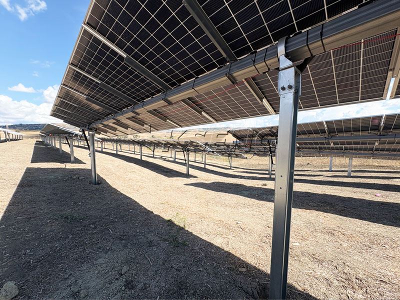 KST-1P-horizontale-single-axis-solar-tracker-structurele-assemblage-in-Itali&euml;