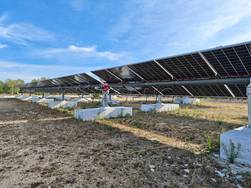 1MW KST-1P Solar Tracker-project in Itali&euml; met op maat gemaakt betonnen pierfunderingsontwerp
