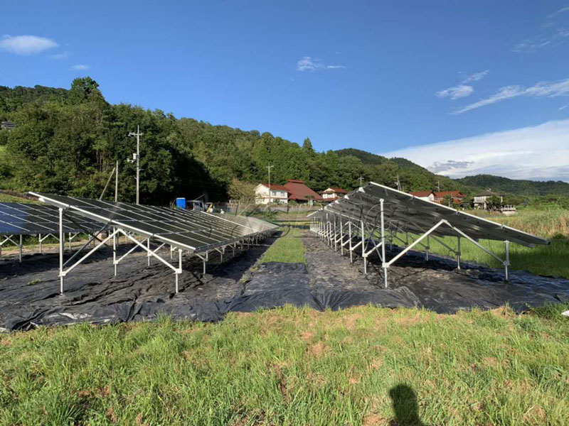 Zonne-boerderij-montagestructuur-en-geoptimaliseerde-zonnearray-indeling