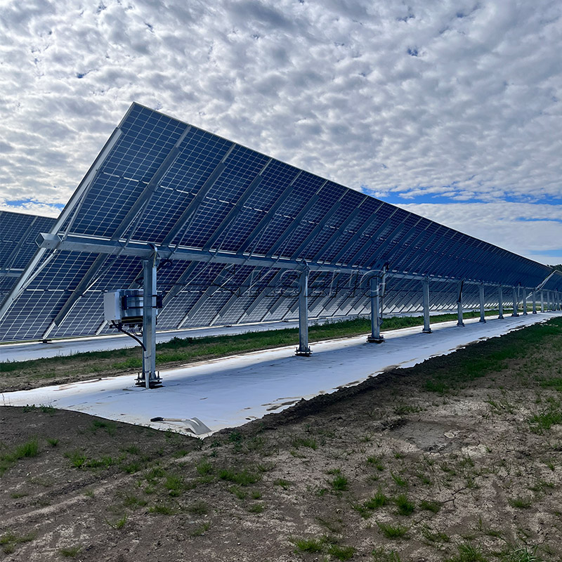 Veldinstallatie op zonne-energie met &eacute;&eacute;n as